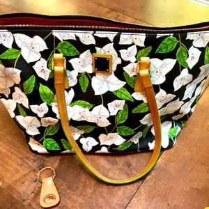Dooney & Bourke floral tote w/ zipper. NEW!